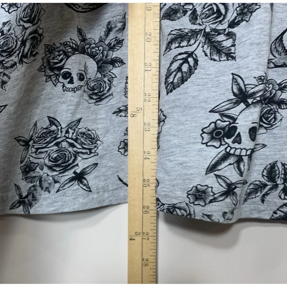 Guess Graphic T-Shirt Mens Medium Gray Skull Roses V-Neck - Picture 4 of 9